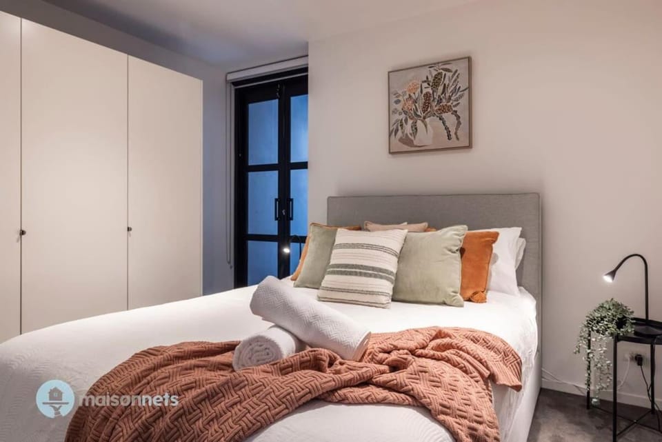Bed, Bedroom, towels