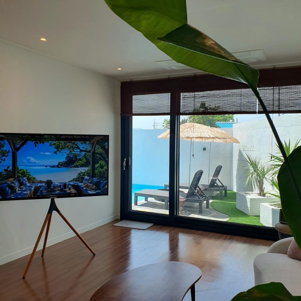 Communal lounge/ TV room, Swimming pool