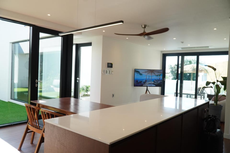 Communal lounge/ TV room, TV and multimedia, Dining area