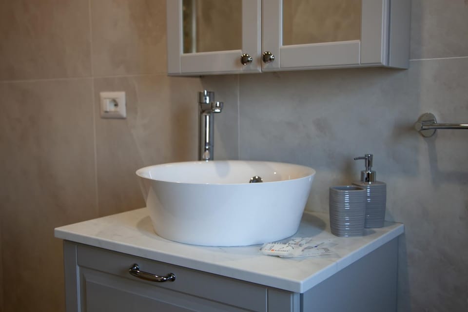 Shower, Bathroom, bidet, heating, towels