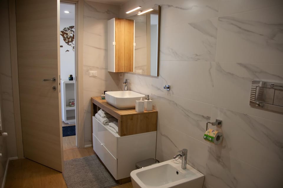Toilet, Bathroom, towels