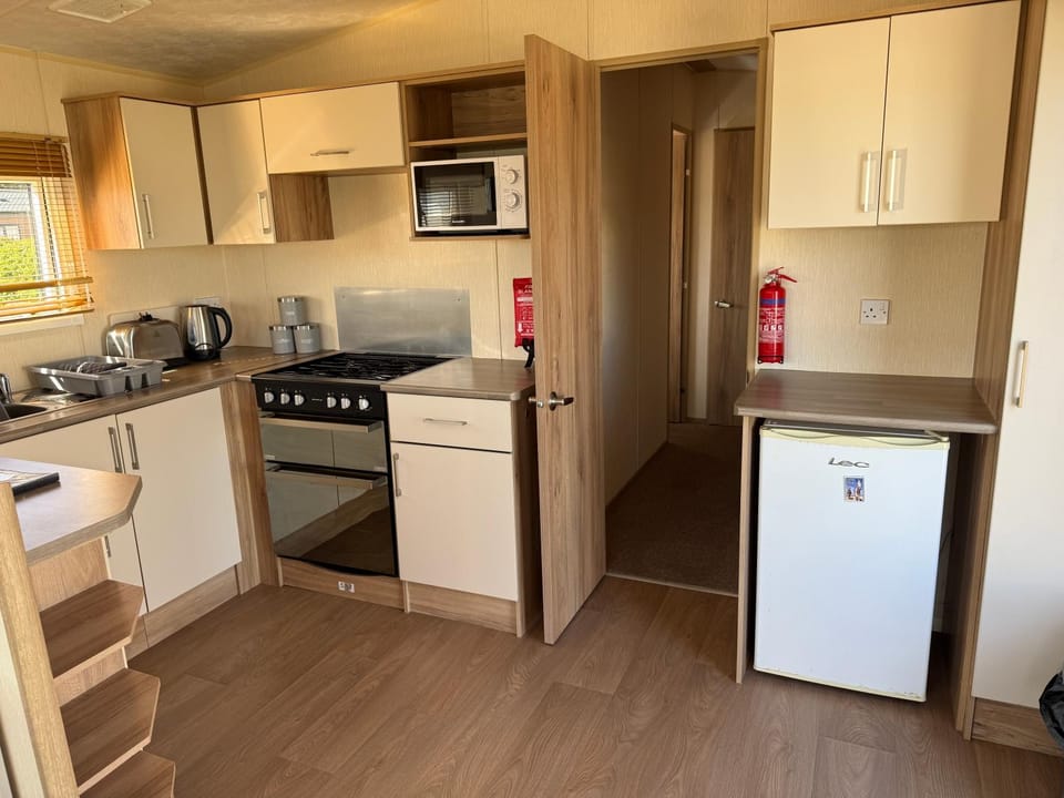 The Meadows 34 - Golden Palm Resort, pet friendly, WiFi & bed linen - Meadow Lakes Caravan & Lodge Hire Apartment in Chapel Saint Leonards