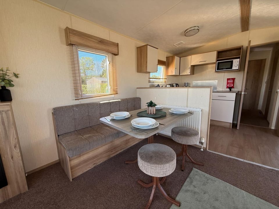 The Meadows 34 - Golden Palm Resort, pet friendly, WiFi & bed linen - Meadow Lakes Caravan & Lodge Hire Apartment in Chapel Saint Leonards