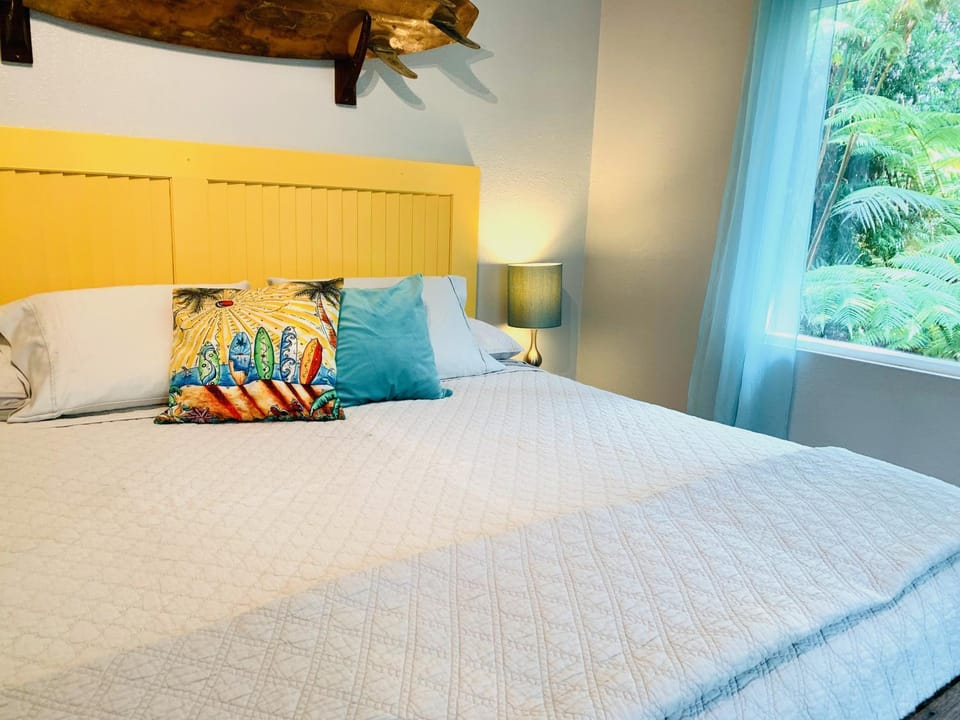 Bed, View (from property/room), Bedroom, Garden view