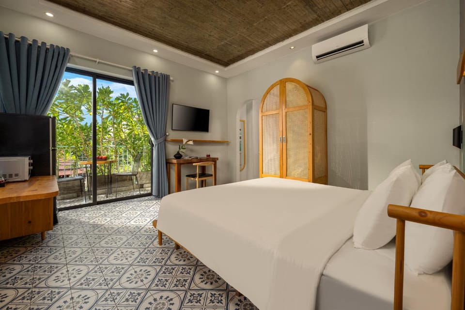 Communal lounge/ TV room, Bed, TV and multimedia, Living room, Photo of the whole room, Seating area, Evening entertainment, Bedroom, hair dresser, wardrobe, air conditioner