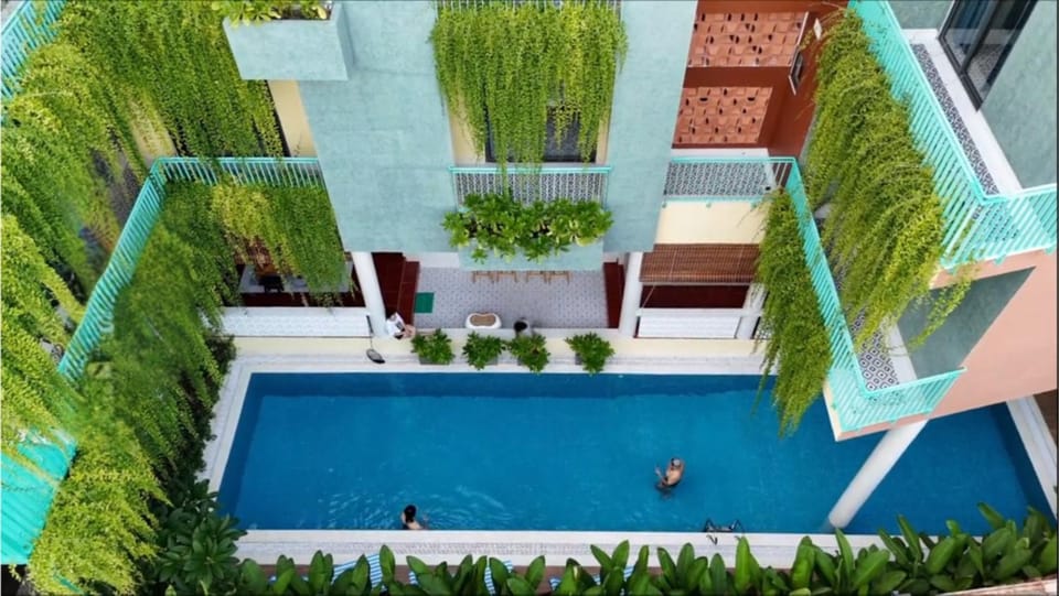 Property building, Patio, Day, Garden, Garden view, Pool view, Pool view, Swimming pool, Swimming pool, sunbed
