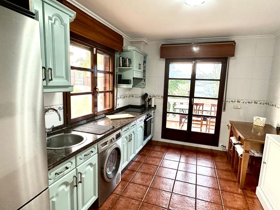 Kitchen or kitchenette, Garden view