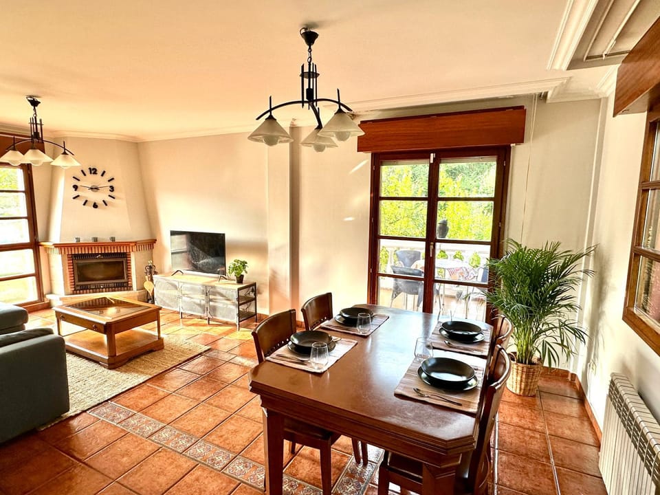 TV and multimedia, Balcony/Terrace, Photo of the whole room, Dining area