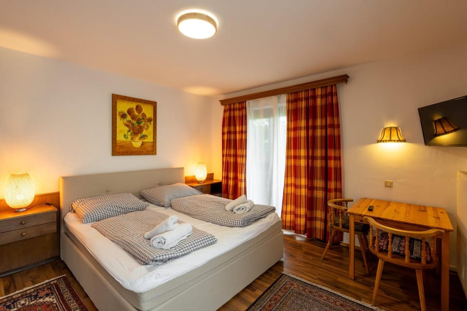 Bed, TV and multimedia, Seating area, Bedroom