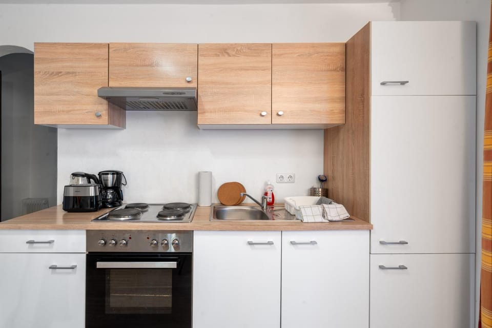 Coffee/tea facilities, Kitchen or kitchenette, oven, stove, toaster