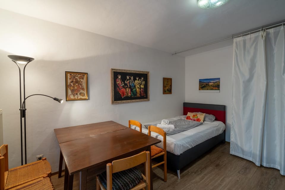 Bed, Photo of the whole room, Dining area