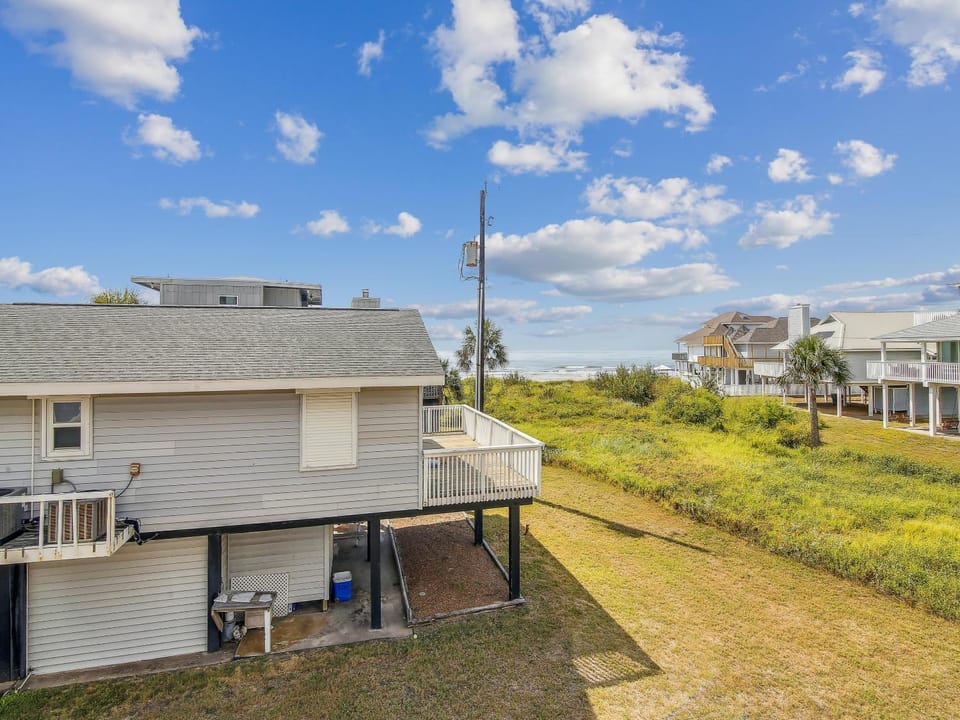 Property building, Neighbourhood, Natural landscape, Beach, Parking