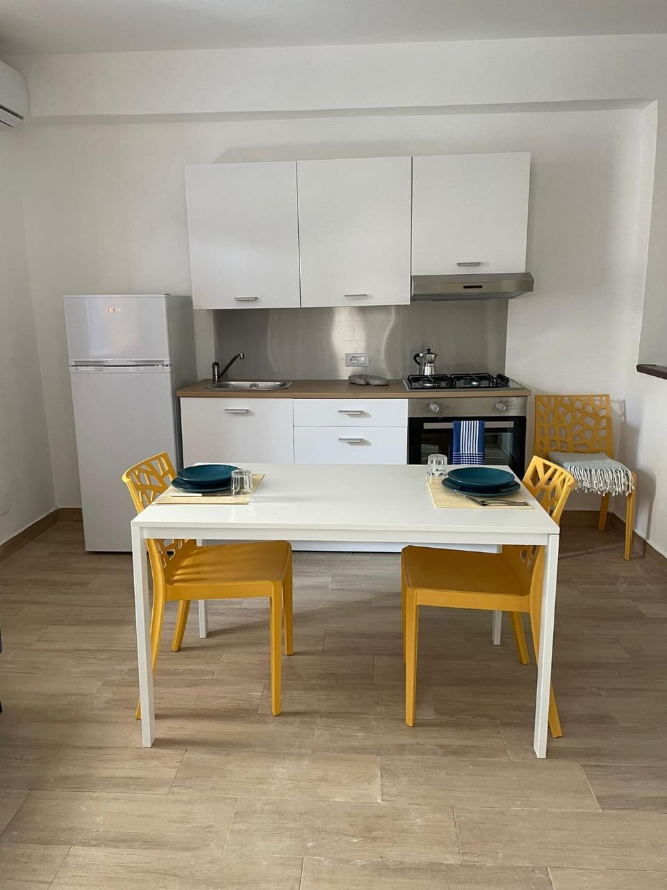 Kitchen or kitchenette, Dining area, minibar, oven, pet friendly, stove