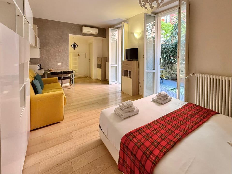 Bed, TV and multimedia, Seating area