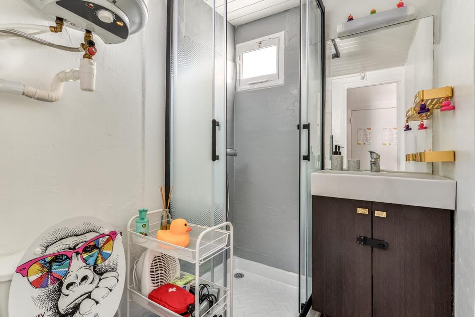 Shower, Toilet, Bathroom, towels