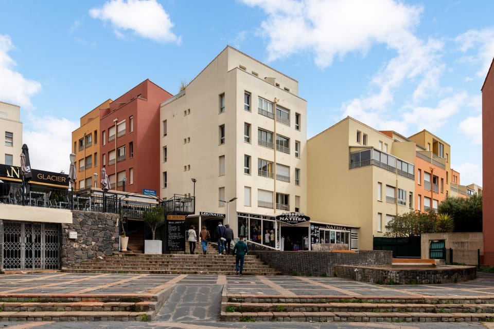 Property building, Neighbourhood, Location