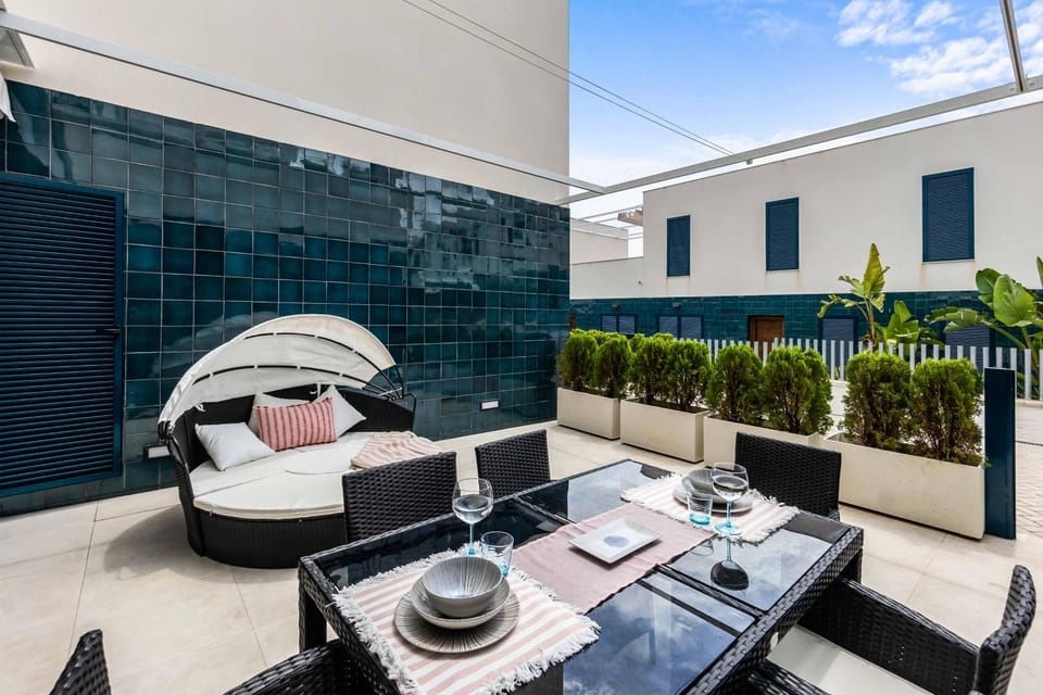 Property building, Patio, Balcony/Terrace