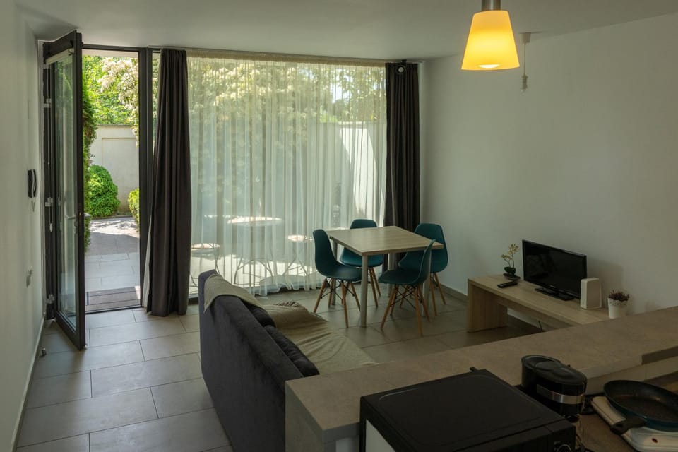 TV and multimedia, Living room, Seating area, Dining area