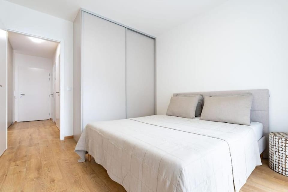 Photo of the whole room, Bedroom, wardrobe