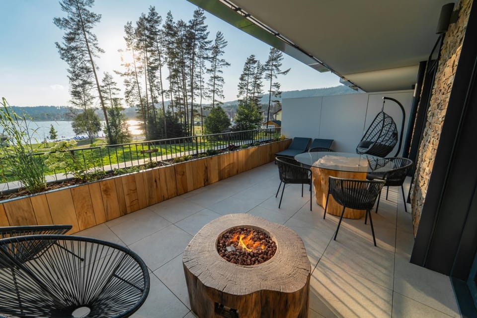 View (from property/room), Balcony/Terrace, Seating area, Lake view