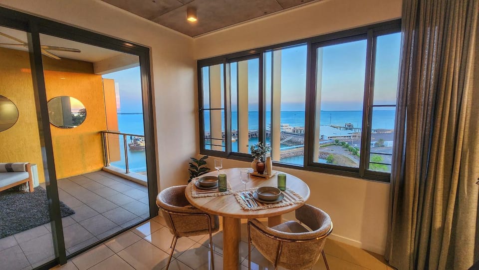 Food and drinks, Seating area, Dining area, Food, Sea view
