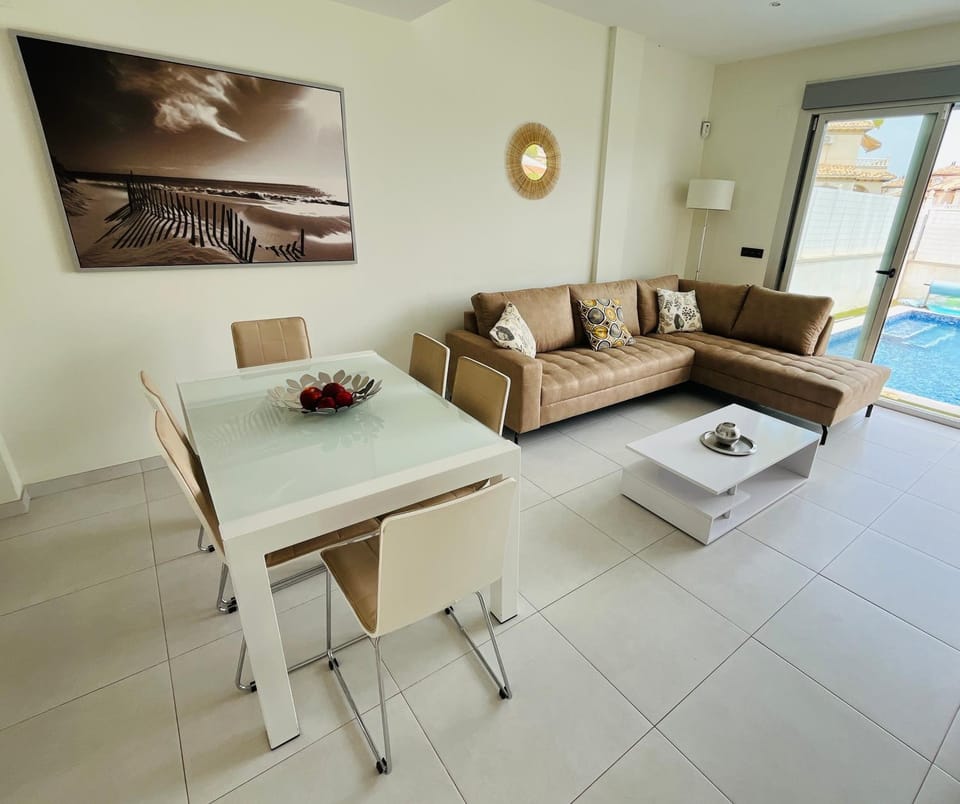 Living room, Dining area