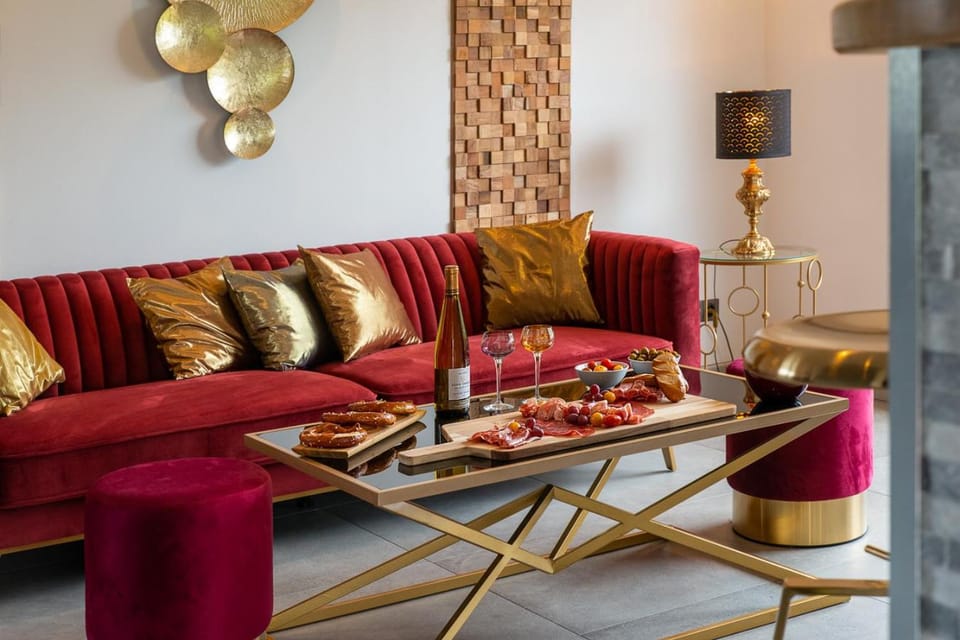 Living room, Food and drinks, Seating area, Food
