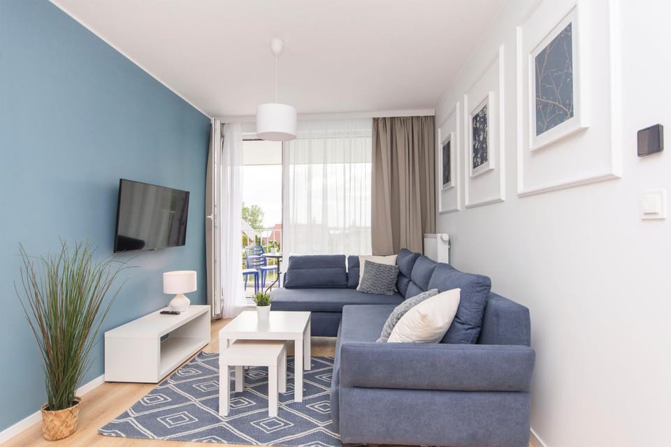 TV and multimedia, Living room, Seating area, Evening entertainment