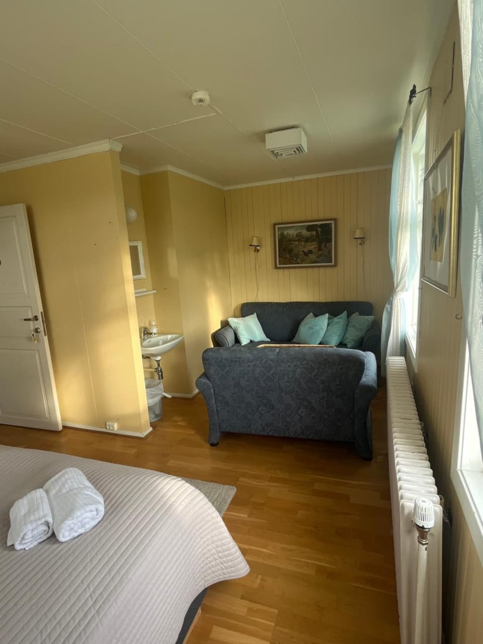 Photo of the whole room, Seating area