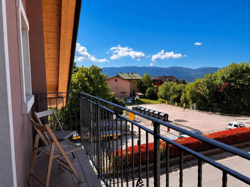 Property building, View (from property/room), Balcony/Terrace, Mountain view, Parking