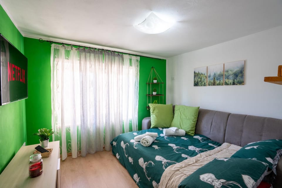 Bed, Night, TV and multimedia, Living room, Photo of the whole room, Seating area, Floor plan, Bedroom, Entertainment, locker, towels