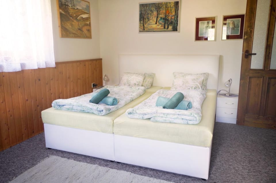 Bed, towels