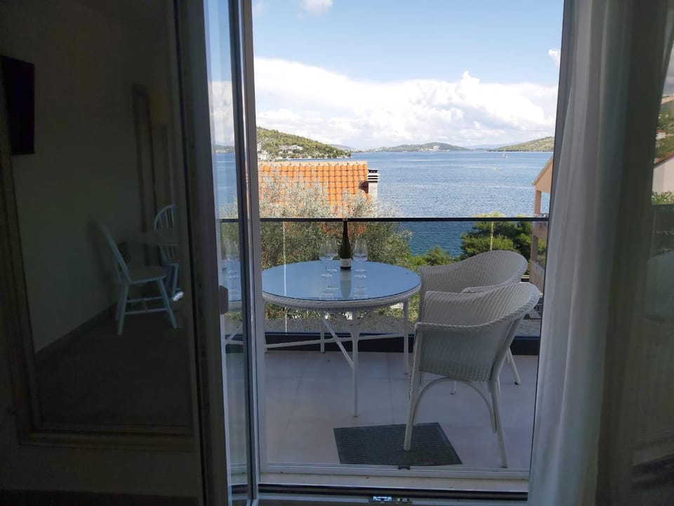 Day, Natural landscape, View (from property/room), Balcony/Terrace, Living room, Seating area, Dining area, Mountain view, Sea view