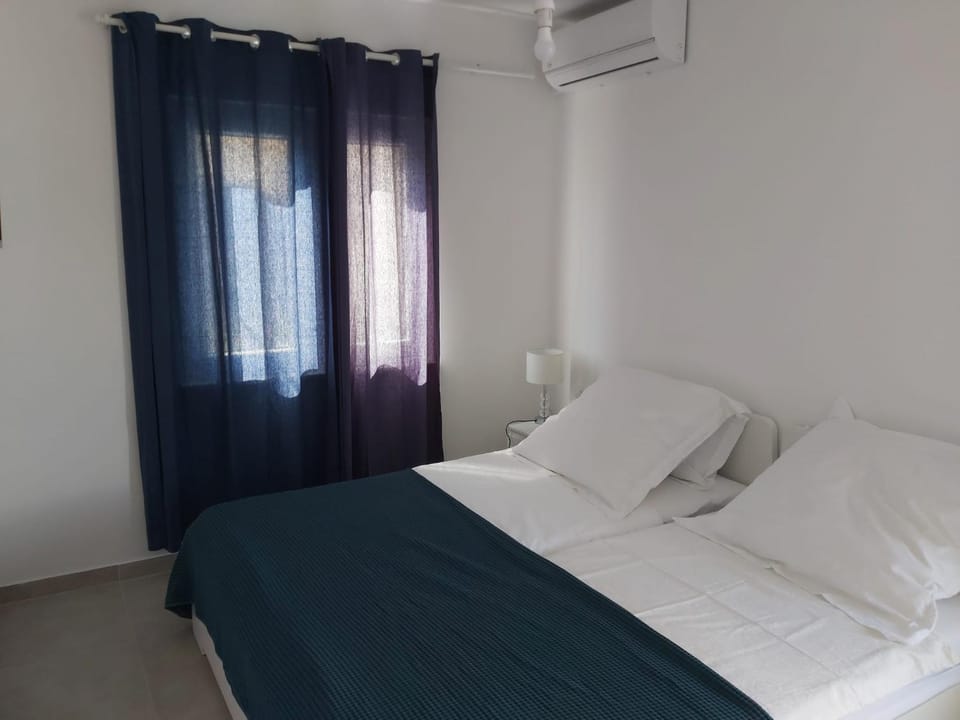 Bed, Photo of the whole room, Bedroom, air conditioner