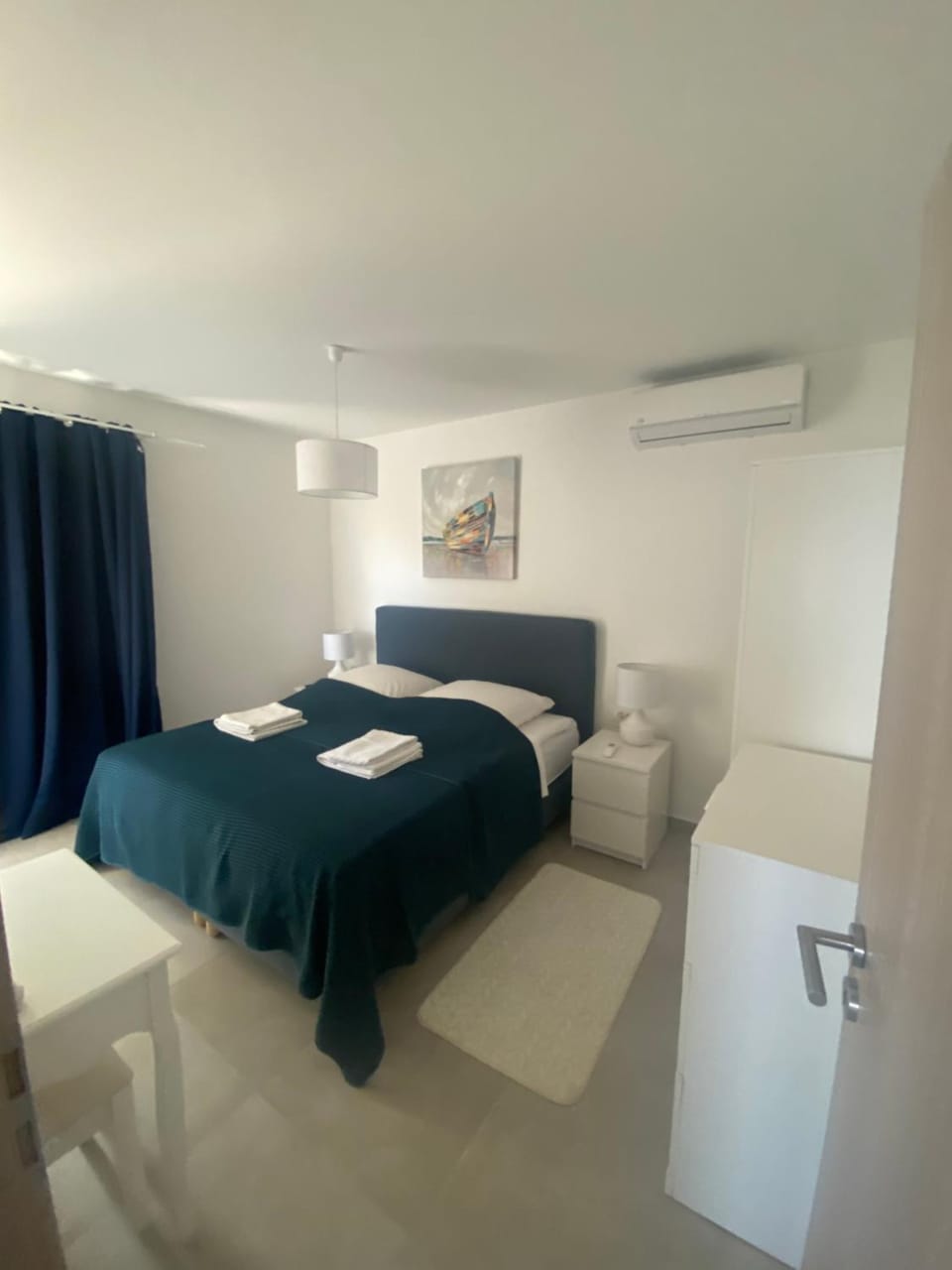Bed, Living room, Photo of the whole room, Bedroom, towels, air conditioner