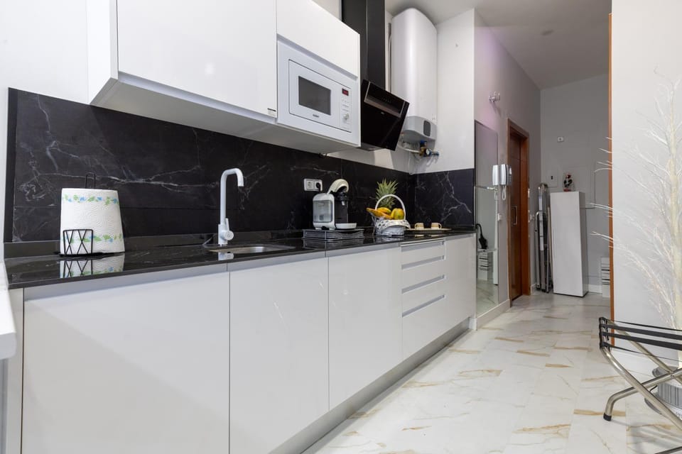 Kitchen or kitchenette, minibar