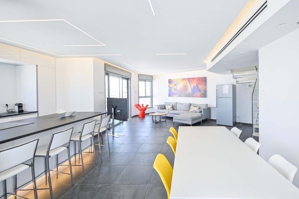 Kitchen or kitchenette, Living room, Seating area, Dining area