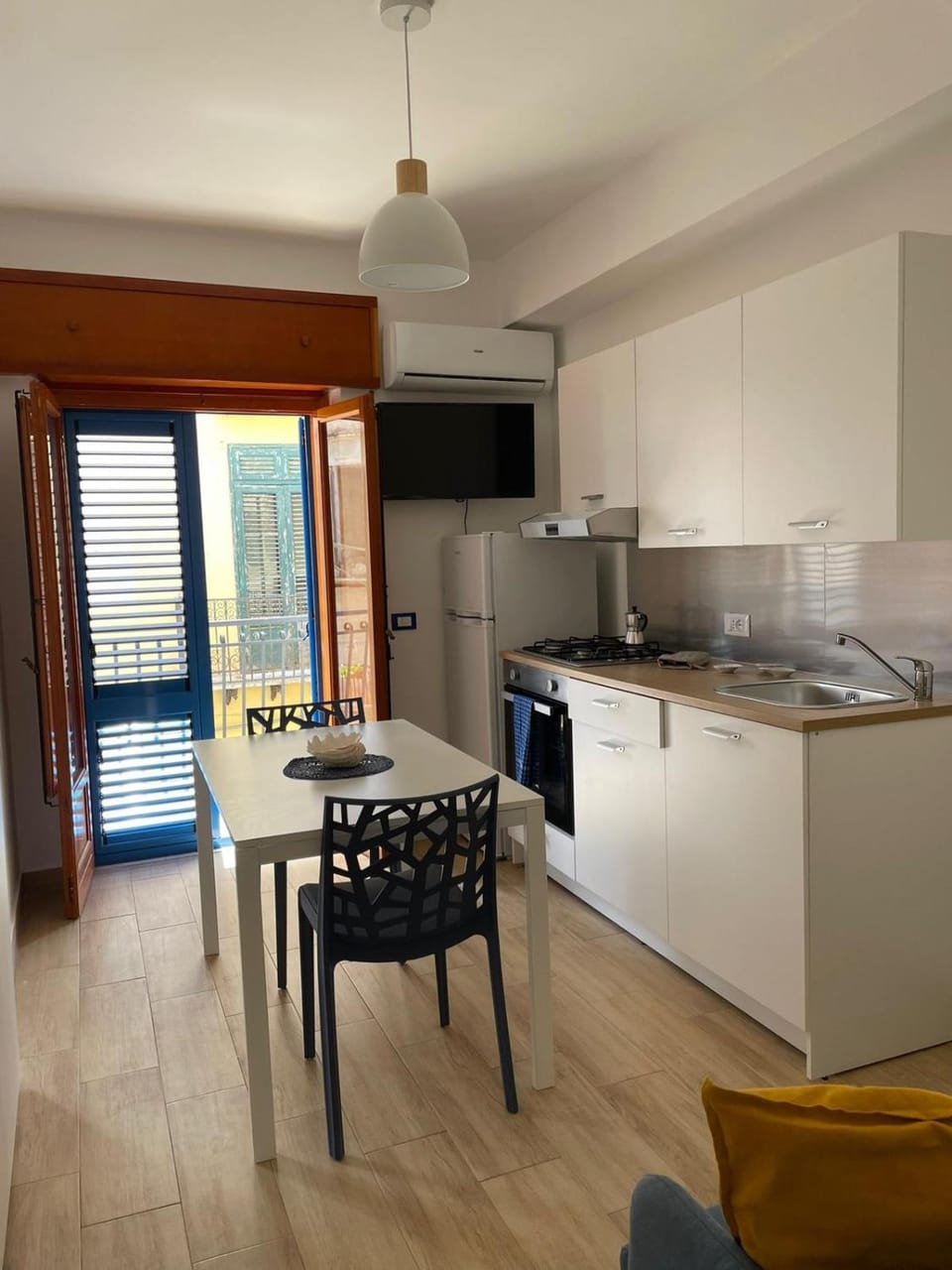 Living room, Seating area, Dining area, oven, pet friendly, stove