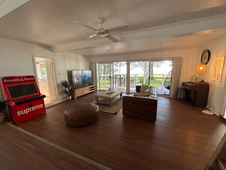 Communal lounge/ TV room, TV and multimedia, Living room, Seating area, Evening entertainment, fireplace