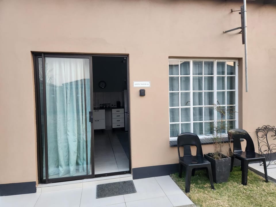Guesthouse 71 King Size Guest Room Apartment in Gauteng