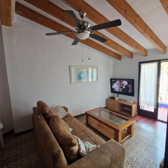 TV and multimedia, Living room, Seating area, Evening entertainment, fireplace