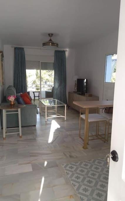 Kitchen or kitchenette, Living room, Seating area, Dining area, fireplace