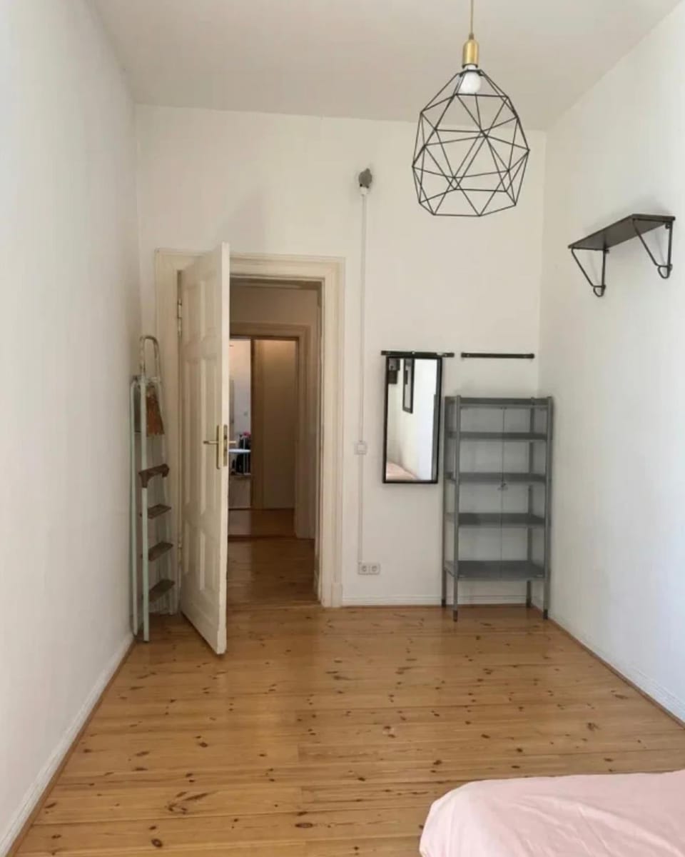 Simple Room Berlin Mitte Artist, LGBTQ and Work & Travel friendly Apartment in Berlin