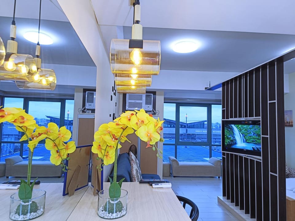 TV and multimedia, Seating area, Dining area