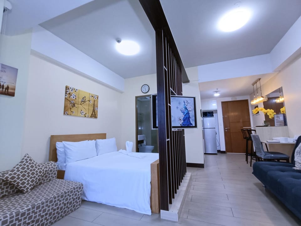 Bed, TV and multimedia, Seating area