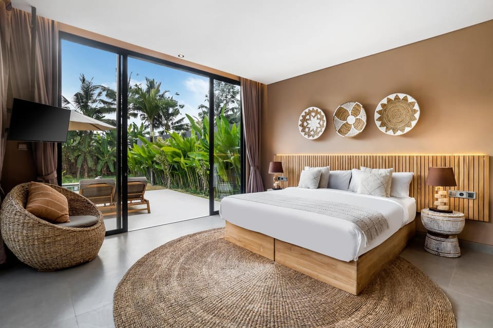 Bed, TV and multimedia, Seating area, Bedroom, air conditioner