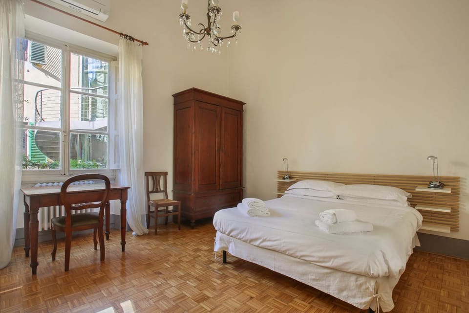 Photo of the whole room, Bedroom