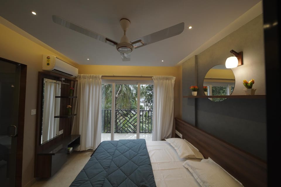 Bed, Photo of the whole room, Bedroom, fireplace, wardrobe, air conditioner