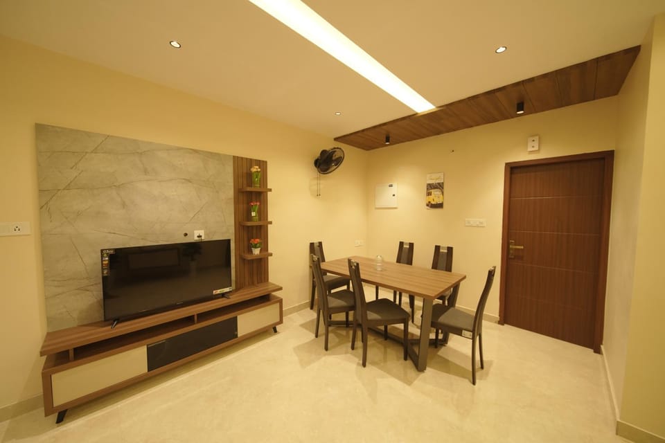 Communal lounge/ TV room, TV and multimedia, Living room, Dining area