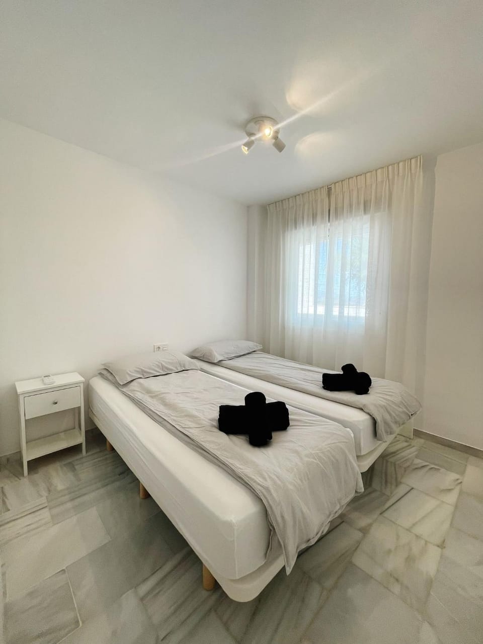 Bed, Bedroom, towels